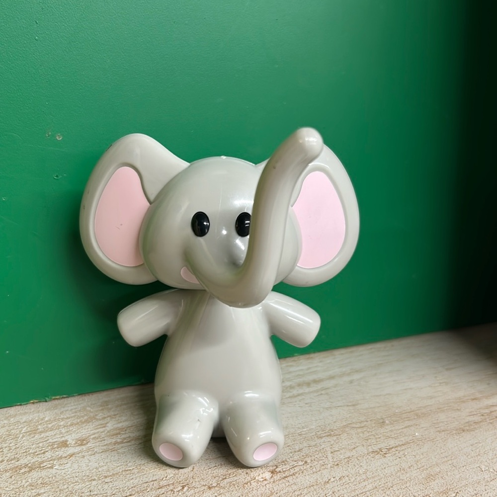 Melii pacifier holder